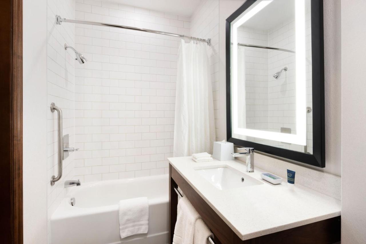Four Points By Sheraton Calgary Airport Екстер'єр фото